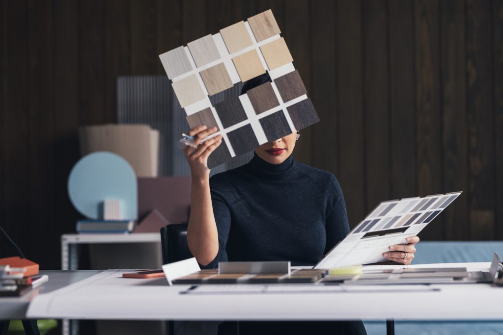 Designer, décoratrice d'intérieur avec une palette pour choisir les style, les couleurs et le matières d'un projet.