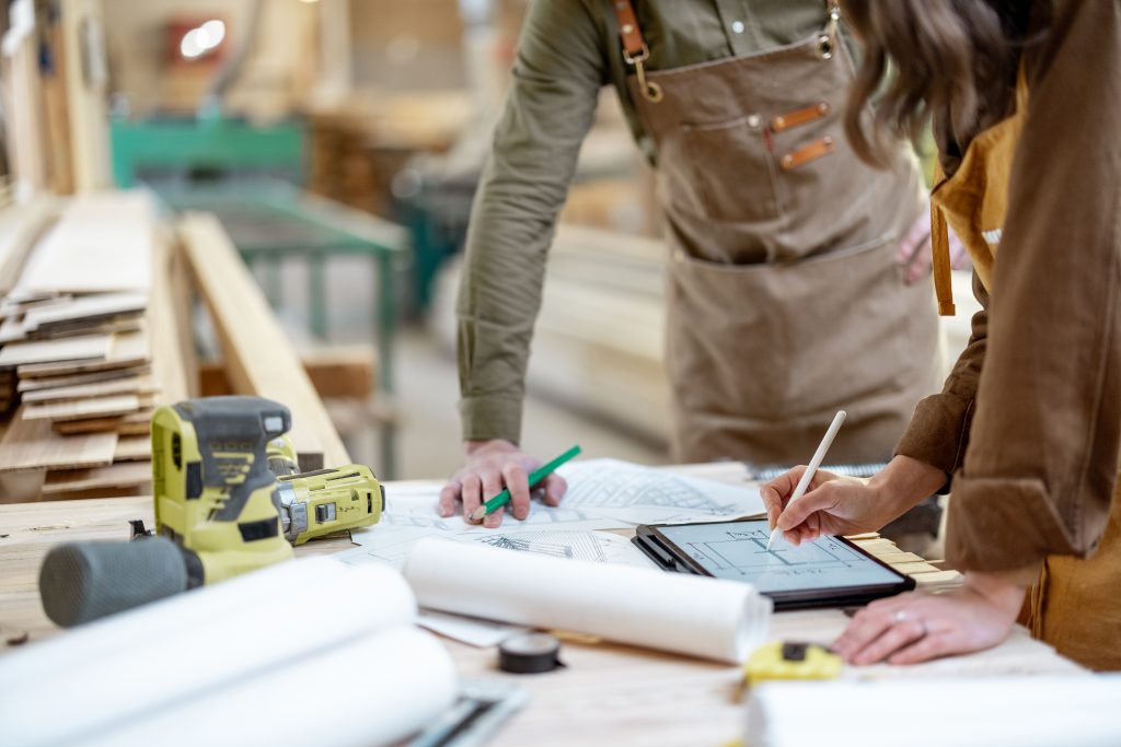 Préparation de la production et de la pose d'un projet de menuiserie dans l'atelier avec un iPad.